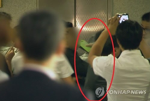 밀가루 맞는 영남제분 회장