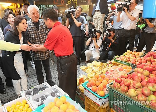 전통시장 찾은 김한길 대표 부부