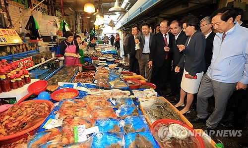 수산시장 찾은 새누리당 지도부