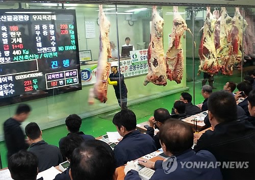 추석 앞두고 분주한 축산물공판장