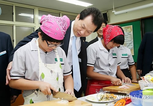 울산 연암중 방문한 교육부 장관