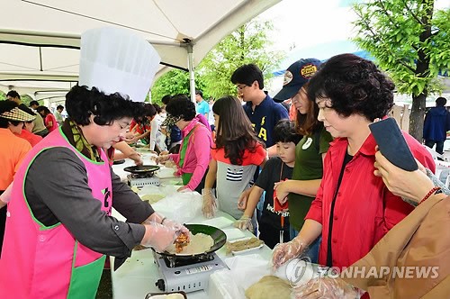메밀전병 만드는 관광객들