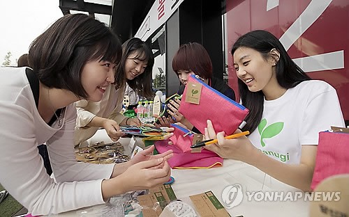 KT ‘올레 대학생봉사단’ 사회적기업과 일일장터 열어