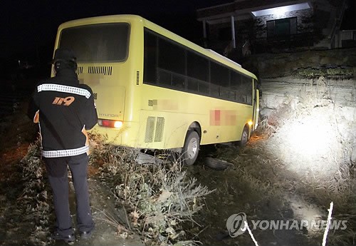 음성서 통근버스-화물차 추돌…9명 부상