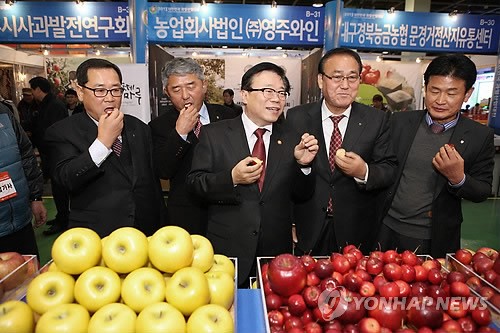 이동필 장관 과일산업대전 참관