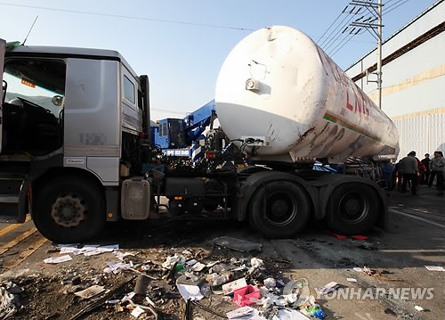 거제서 LPG 탱크로리 차량 넘어져 2명 사상