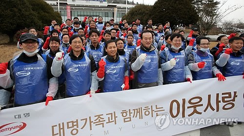 <카메라뉴스> 대명복지재단 홍천서 사랑의 연탄배달