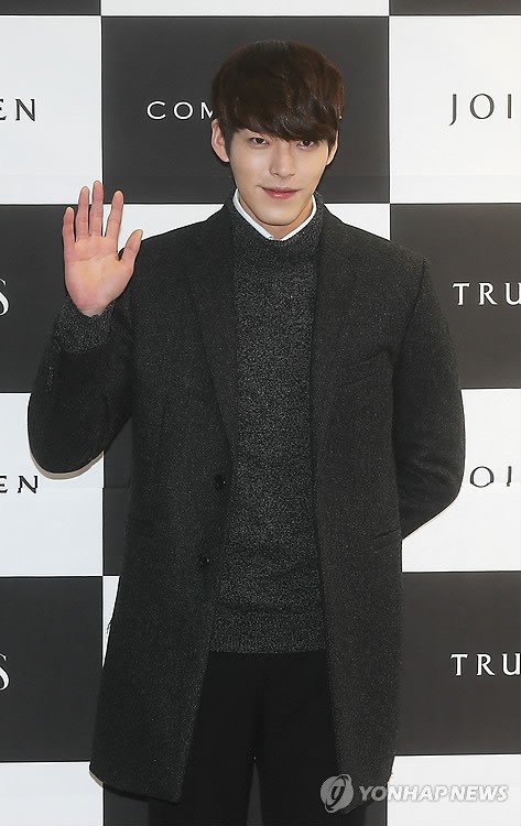 인디에프갤러리 오픈식 참석한 김우빈