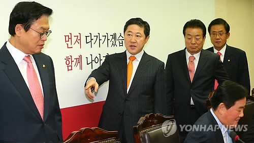 자리로 향하는 새누리당 최고위원들