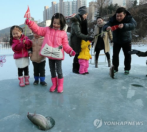 홍천 꽁꽁축제…어린이 강태공