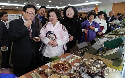 식품명인 음식 시식하는 이동필 장관