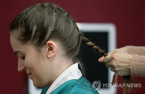 곱게 머리 땋으며