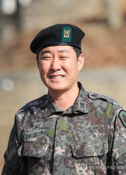 박봉 털어 부하 돕는 육군 상사