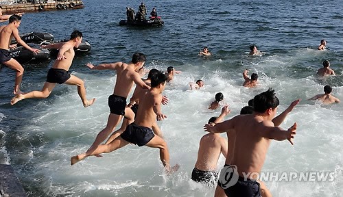 얼음바다 녹이는 해군 해난구조대 혹한기 훈련