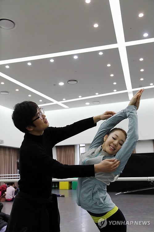 무용수 지도하는 신무섭 국립발레단 지도위원