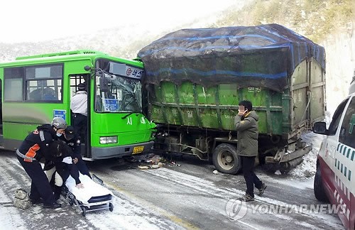 강릉 시내버스 빙판길 사고…승객 등 16명 다쳐