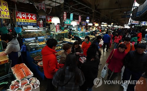 생선매출 증가세 전환..붐비는 수산시장