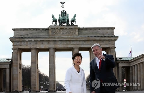 <朴대통령 브란덴부르크門서 통일의지 다졌다>(종합)