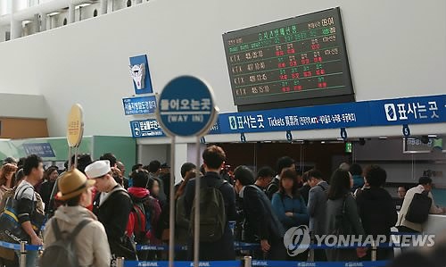 붐비는 서울역 매표소