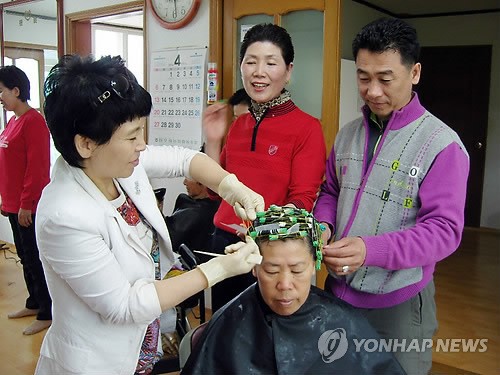미용 봉사하는 에이앤 소속 헤어디자이너들