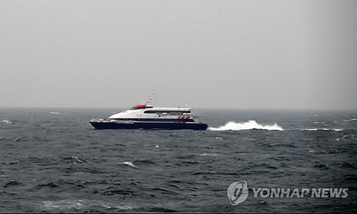 동해해경의 호위로 울릉도 회항 중인 돌핀호