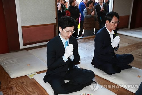 해인사서 합장하는 야권 경남지사 후보들