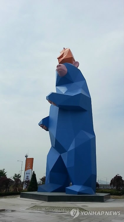 영종대교 휴게소 광장에 세계 최대 곰 조형물