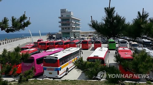 모처럼 관광버스로 가득한 강릉항