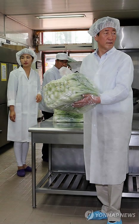 급식재료 점검하는 정몽준 후보