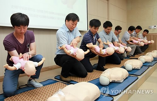 응급처치 교육받는 산업체 안전관리자들