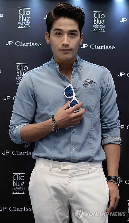 포즈 취하는 유건