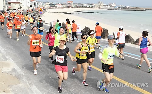 제주 해안도로 관광마라톤축제…외국인 1천명 야호