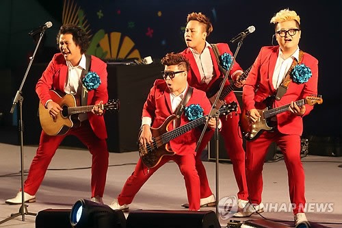 <월드컵 2014>열띤 공연 펼치는 장미여관