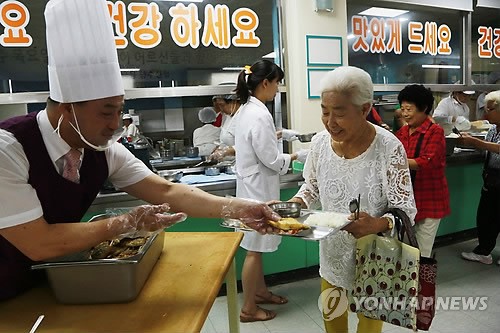 장애인복지관서 배식하는 김영만 옥천군수