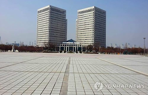 정부대전청사 앞 콘크리트 광장 생태휴식공간 변모