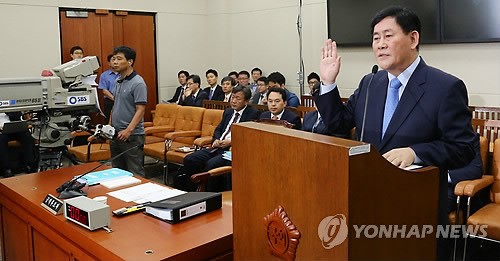 선서하는 최경환 후보자