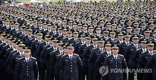 축사듣는 신임 경찰들