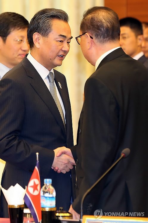 악수하는 북중