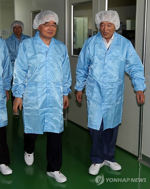 약품 생산 현장 찾은 정홍원 총리