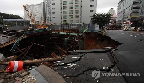 부산서 신축 공사장과 도로 붕괴…"인명피해 없어"(종합)
