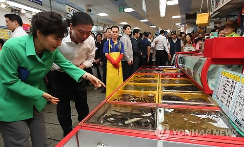 수산물 둘러보는 박 대통령