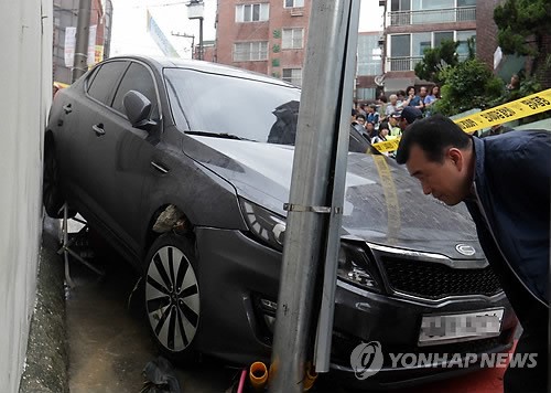 급류에 휩쓸려 1명 숨진 내리막길