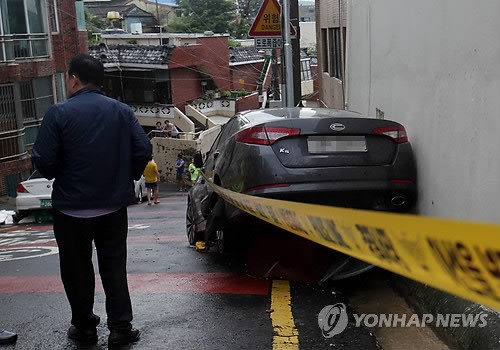 급류에 휩쓸려 1명 숨진 내리막길