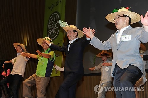 도시 농사꾼들과 건강체조하는 박원순 시장