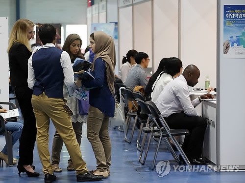 일자리 구하는 외국인들