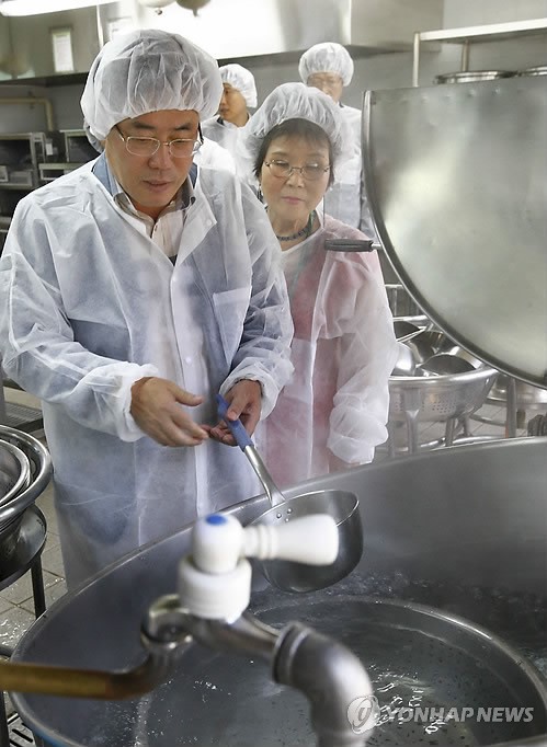 급식 시설 살펴보는 정승 식품의약품안전처장