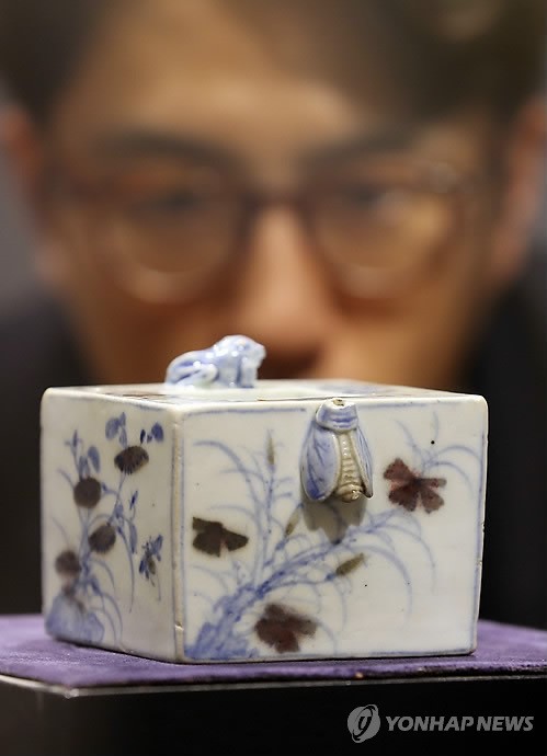 백자청화진사사군자문연적
