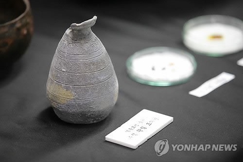 파상집선문이 새겨진 황칠 도기병