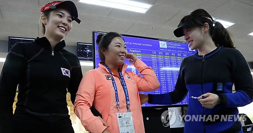 <아시안게임> 서로 축하하는 여자사격팀