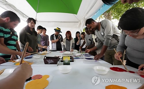 염색체험하는 외국인들